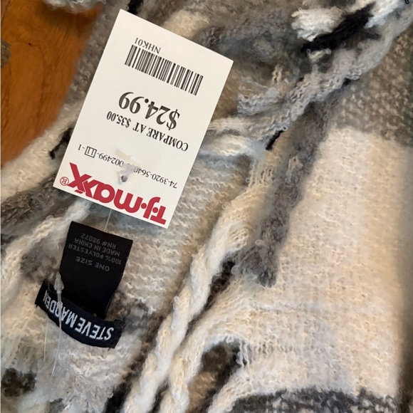 Steve Madden Cream and Gray Plaid scarf - Picture 2 of 2